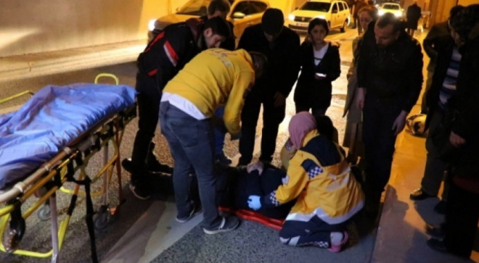 Üst geçidi kullanmayan vatandaşa, motosiklet çarptı