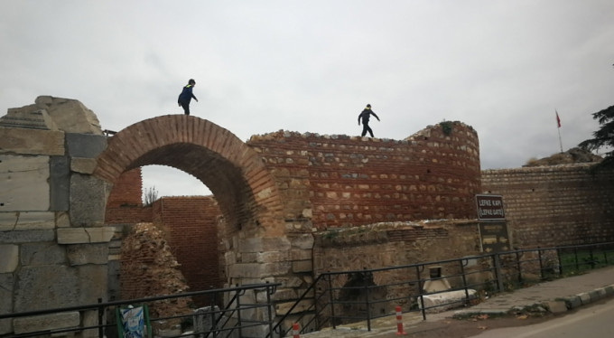 Süper kahramanlara özenip hayatlarını hiçe sayıyorlar