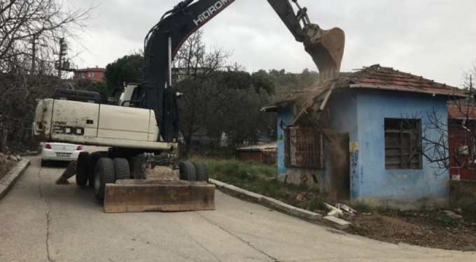 Gemlik'te metruk binalar yıkılıyor