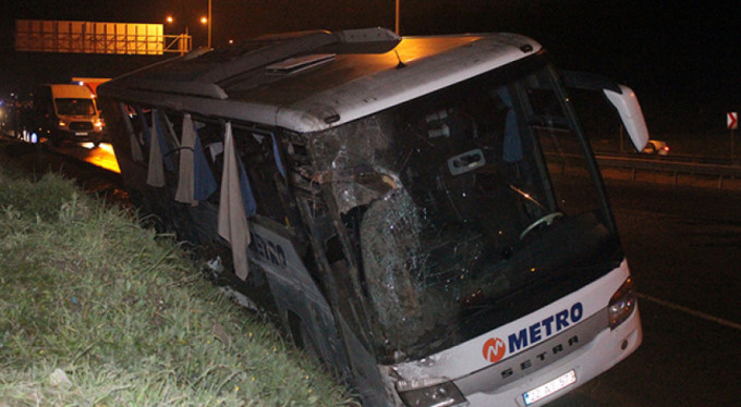 İstanbul'da otobüs devrildi: 2 ölü 21 yaralı