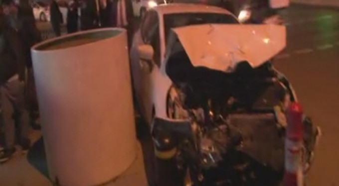 Ters yönde ilerleyen otomobil, caddeyi savaş alanına çevirdi