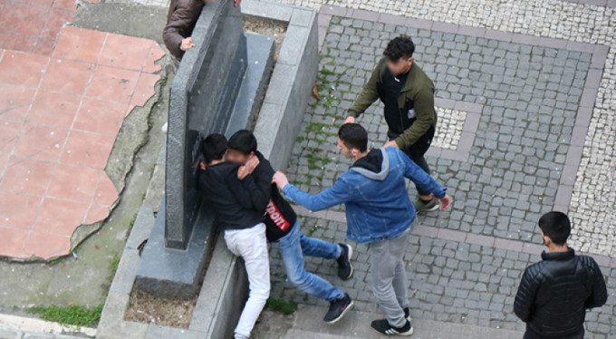 Çocukların uçan tekmeli ve yumruklu kavgası