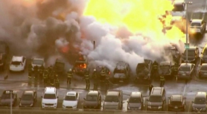 ABD'de havaalanı otoparkında yangın