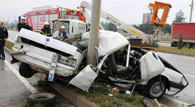 Aydınlatma direğine çarpan otomobil paramparça oldu: 1 ölü, 1 yaralı