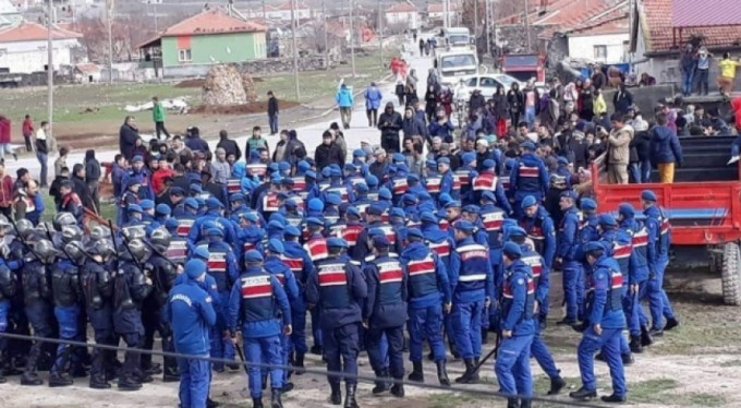 Kamyonlara tepki gösteren köylüler yolu trafiğe kapattı