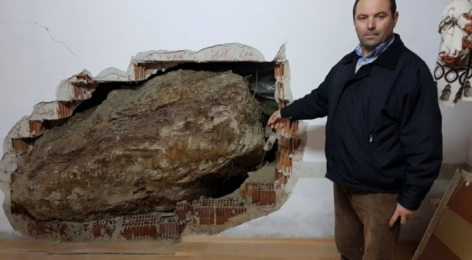 Dağdan kopan dev kaya parçası evin içinde girdi