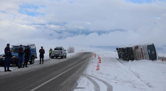 Yolcu otobüsü devrildi: 27 yaralı