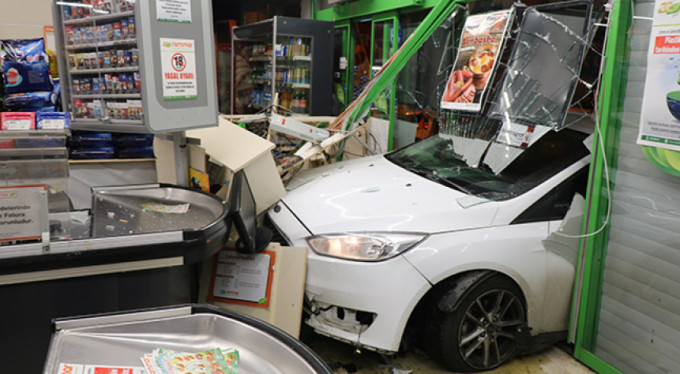 Alkollü sürücü markete girdi