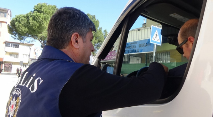 Okul servislerini tek tek durdurup 'Çocukları serviste unutmayın' uyarısını yaptılar