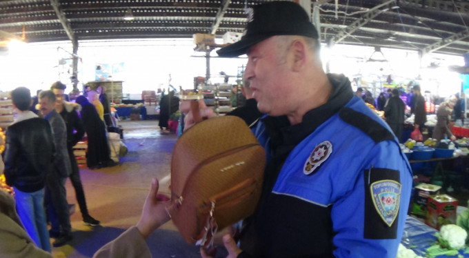 Polis, çantasını aldı ruhu bile duymadı