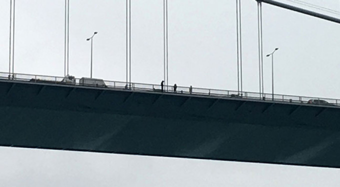 İntihar teşebbüsü trafiği kilitledi!