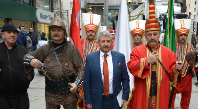 Bursa'da ilginç manzara! Adaylığını böyle tanıttı...