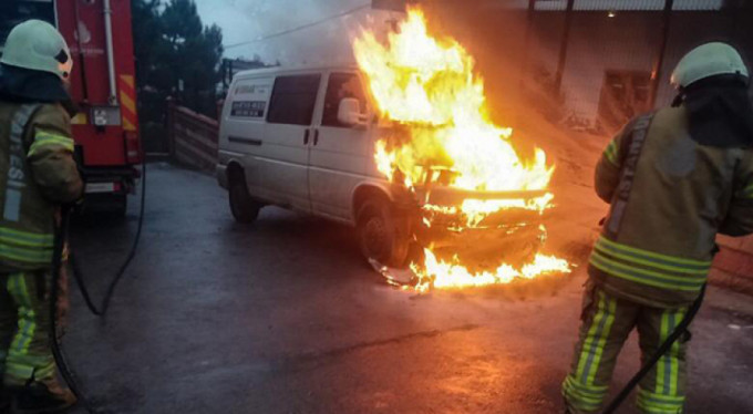 Minibüs alev alev yandı !