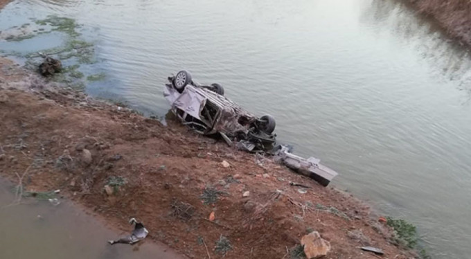 Otomobil nehre uçtu: 2 ölü, 2 yaralı
