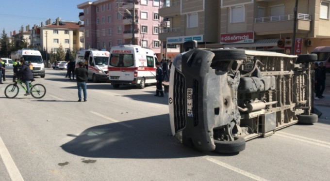 Öğrenci servisi ile otomobil çarpıştı! 8 yaralı