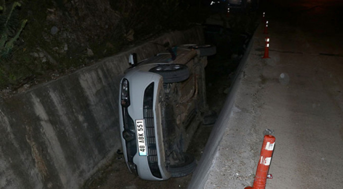 Otomobil kanala devrildi: 2 yaralı