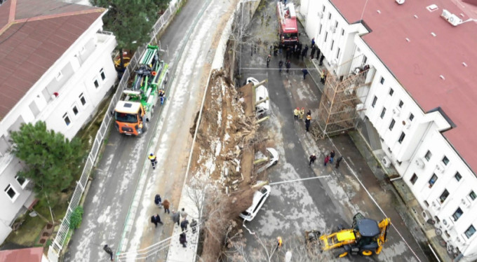 İstinat duvarı çöktü, araçlar altında kaldı!
