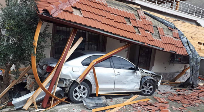 Direksiyon hakimiyetini kaybetti bina girişine daldı!