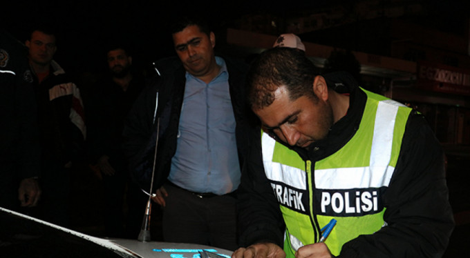 Direksiyon başında okey oynadı! O şoför...