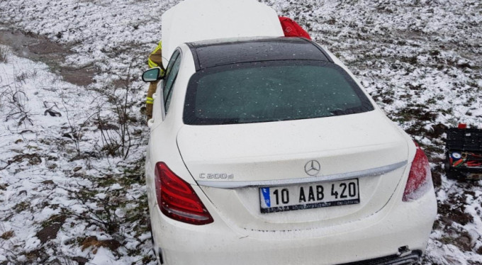 Kontrolden çıkan araç yol kenarına uçtu!