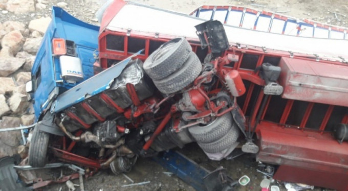 Tır dereye uçtu: 1 yaralı