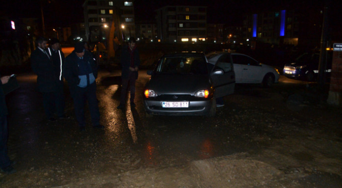 Bursa'da araç çukura saplandı!