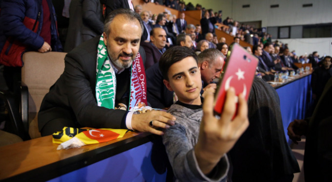 Bursa'da Alinur Aktaş'a alkış yağmuru