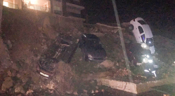 İstinat duvarı çöktü! 6 araç...