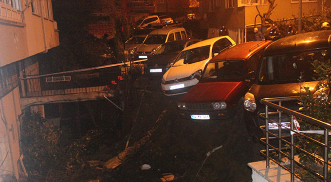 Yine istinat duvarı çöktü! "Deprem oldu sandık..."