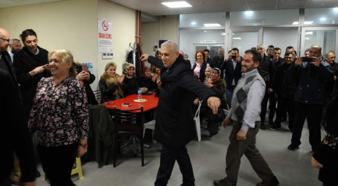 Mustafa Bozbey'i zeybek oynayarak karşıladılar