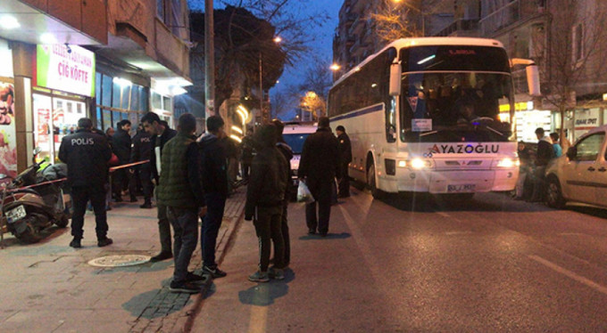 Muavin ve otobüs şoförünü rehin aldı!