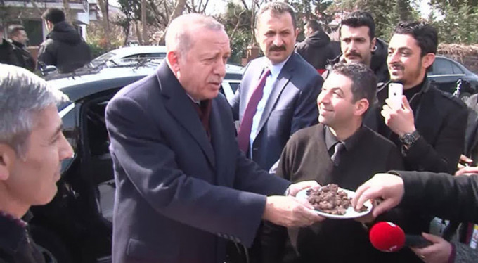 Erdoğan'a evinin önünde doğum günü sürprizi!