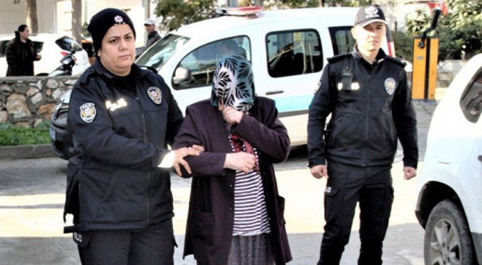 Birbirine küs kız kardeşlere büyük şok!