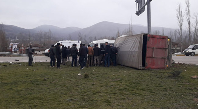 Yoldan çıkan kamyon yan yattı: 2 yaralı