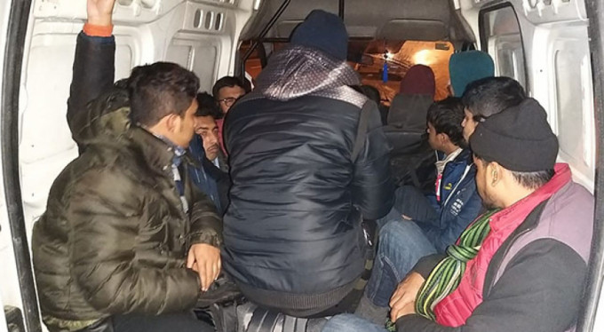 5 kişilik araçtan bakın kaç kişi çıktı!