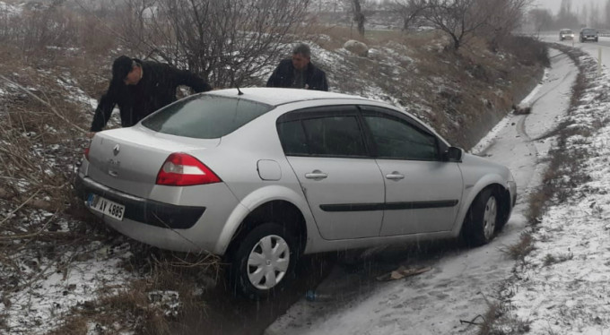 Kontrolden çıktı, su kanalına uçtu!