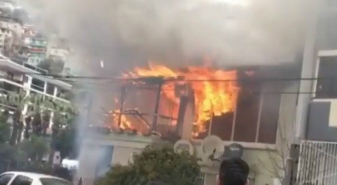 2 katlı binada yangın dehşeti! 3 kişi...