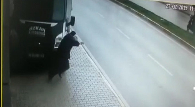 Kaldırımdaki yayaları böyle ezdi! 1 ölü 1 yaralı