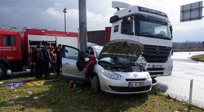 Otomobil tırla direk arasında kaldı!