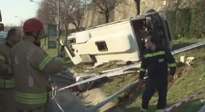 Servis minibüsü devrildi! 8 yaralı...