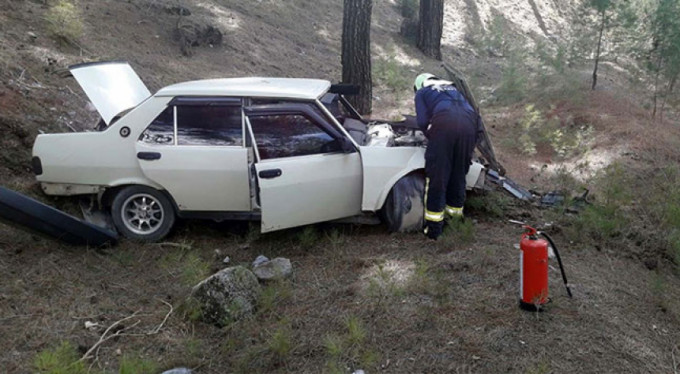 Otomobil ağaçlara çarptı! Anne ve oğlu...