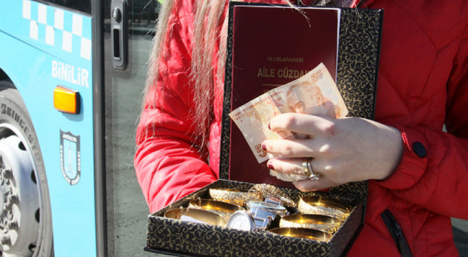 Yeni gelin otobüsten inince hayatının şokunu yaşadı!