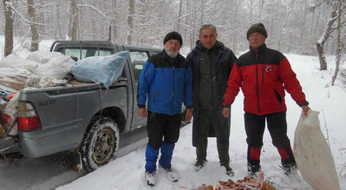 Sokak hayvanları için 7 yıldır ekmek topluyorlar!