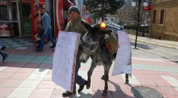 Bu da eşekli eylem! Bir gören bir daha baktı...