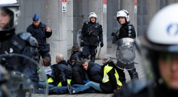 Belçikalı Sarı Yelekliler Fransız polisiyle çatıştı