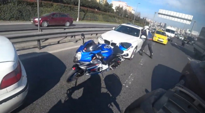 Otomobil motosikleti sıkıştırdı, ortalık karıştı!