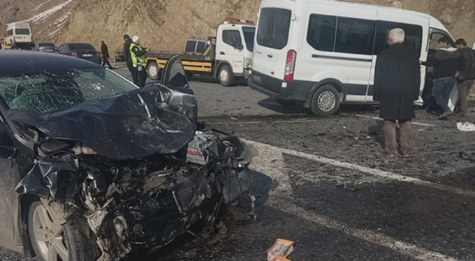 Otomobille minibüs çarpıştı: 14 yaralı