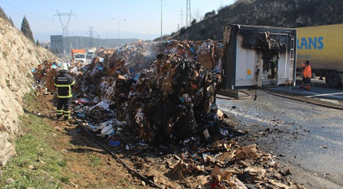 Alev alev yandı, yolu trafiğe kapattı!