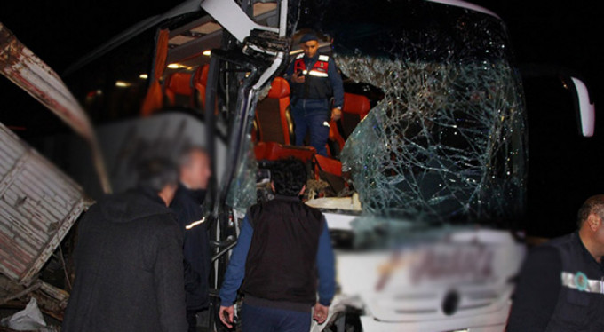 Yolcu otobüsü tıra arkadan çarptı: 2'si ağır 20 yaralı