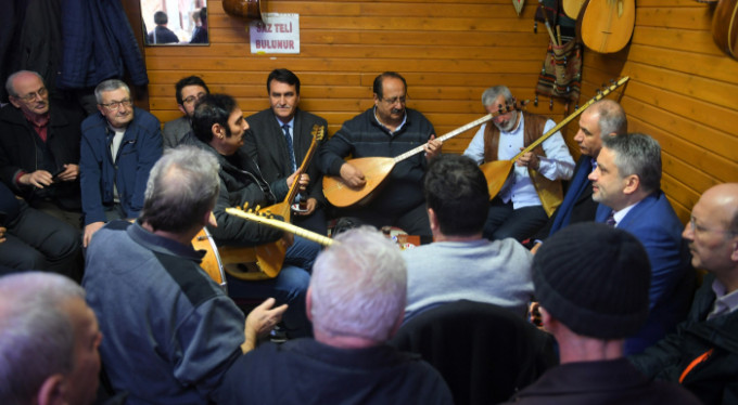Dündar'dan seçim çalışmalarına sazlı türkülü mola